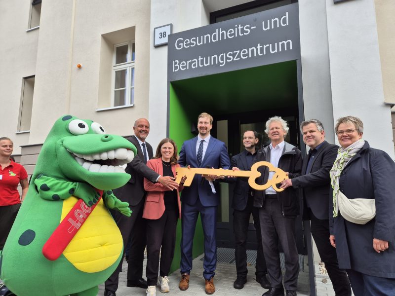 Kroko bei der Eröffnung des neuen Gesundheits- und Beratungszentrums in Friedrichshain